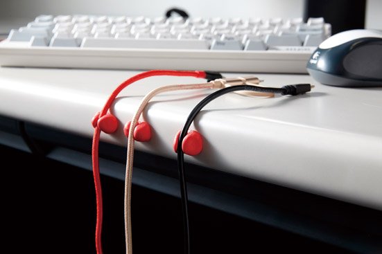 充電ケーブルごちゃごちゃ」解決の収納アイデア6選｜収納のプロに聞い 