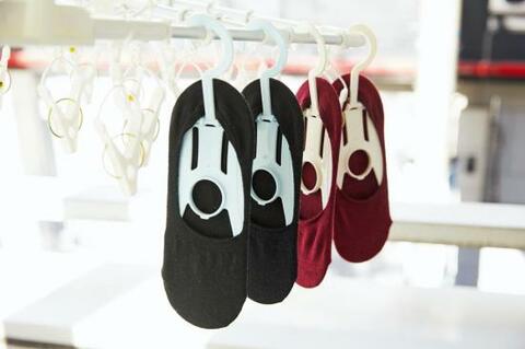 ダイソー キャンドゥ 洗う 収納がラクになる 100均 ソックスハンガー ってどうですか Ldk が試しました 360life サンロクマル