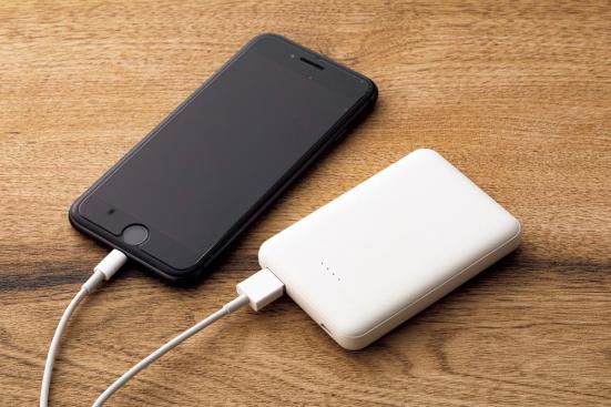 100均 ダイソーの モバイルバッテリー が優秀 一家に1台あると便利なグッズ2選 360life サンロクマル