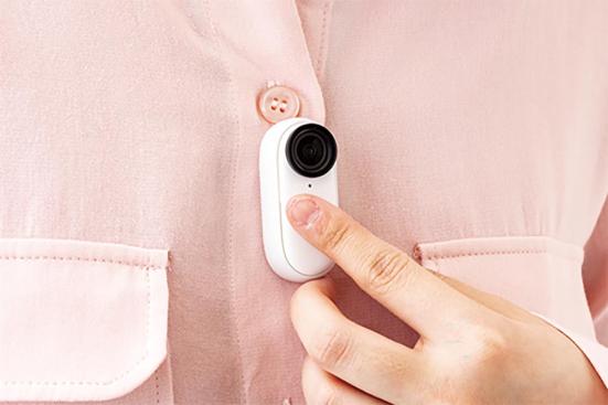 Insta360「Insta360 GO 2」を装着して操作