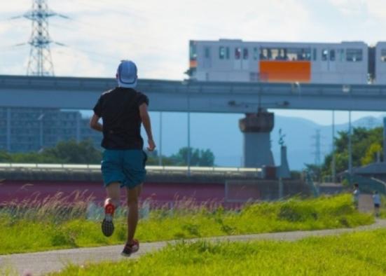 ユニクロ バイヤーおすすめ 街着で使えるスポーツウェア3選 Monoqlo が紹介 360life サンロクマル