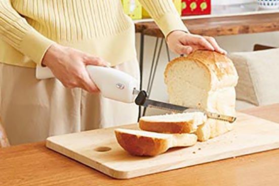 サンコー「コードレス電動包丁エレクトリックナイフ Slim」でパンを切る