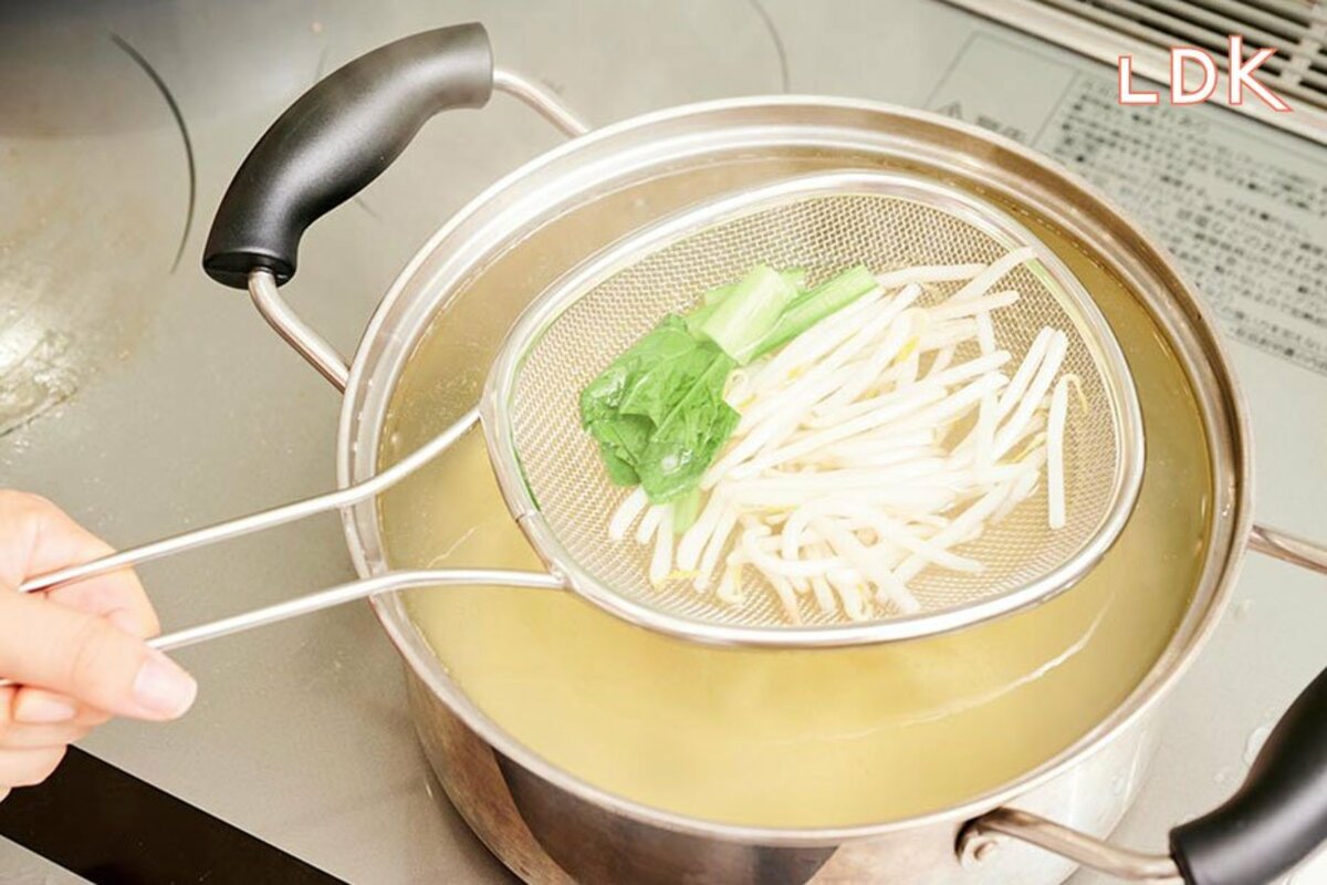 あら便利】使えるザルは浅型！ ラーメン屋でちゃっちゃっとやるのとは