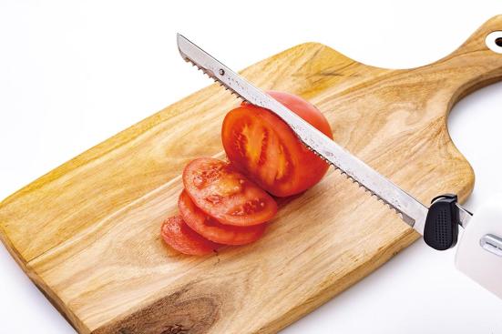 サンコー「コードレス電動包丁エレクトリックナイフ Slim」でトマトを切る
