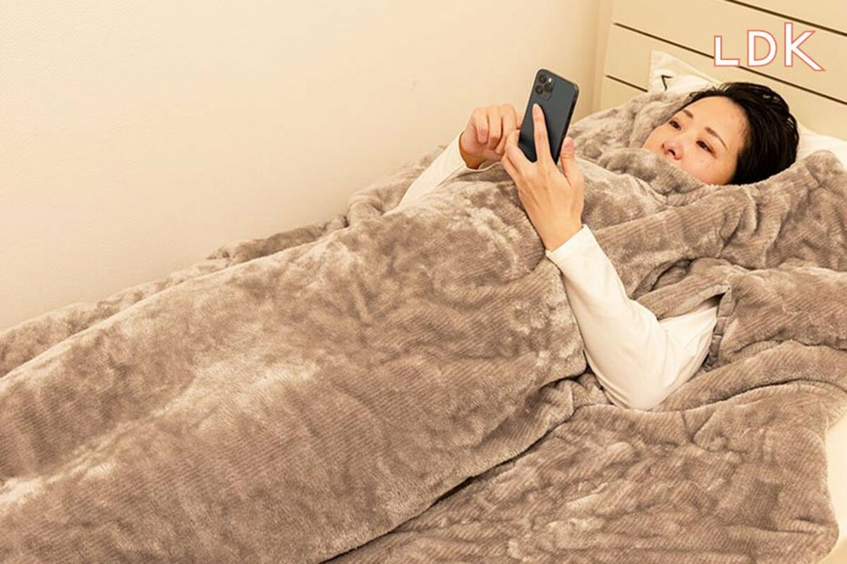 ニトリの“人をダメにする”スマホ毛布、今から買ってもイイですか