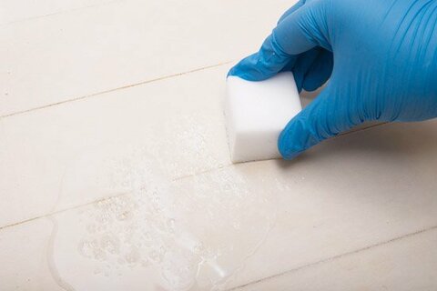 白いフローリングの汚れ 白さを取り戻すといえば アレの出番です 360life サンロクマル