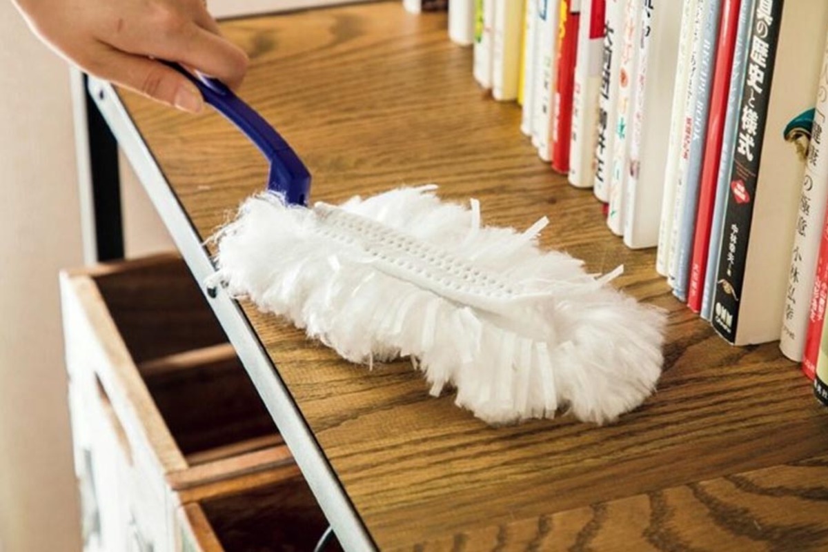 100均ハンディモップ 軽い力でサッとホコリが取れる 年末年始の大掃除はダイソーに決まり 360life サンロクマル