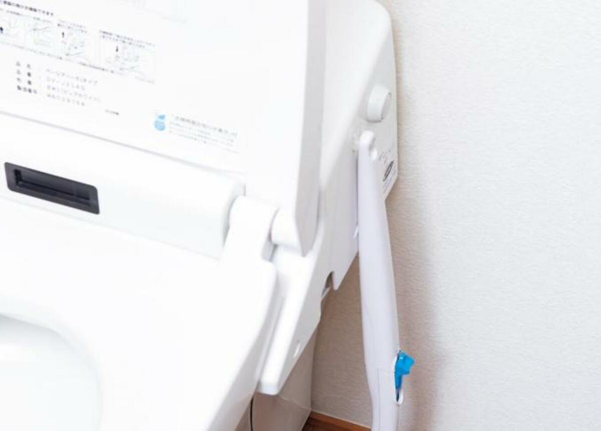 トイレ収納流せるトイレブラシ掛けに最適！“フィルムフック”おすすめランキング4選｜テストする女性誌『LDK』が選びました  360LiFE  [サンロクマル]