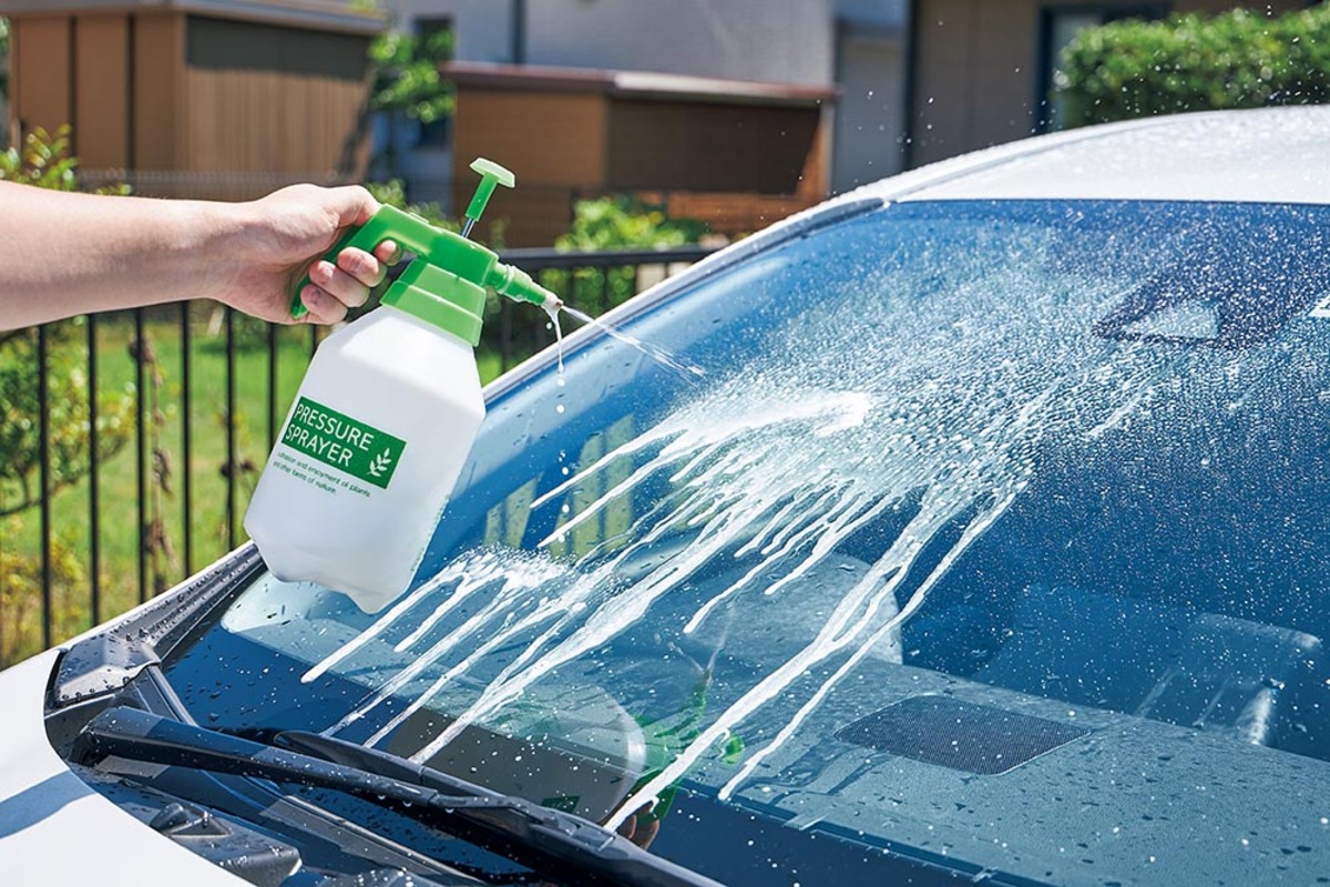 ダイソー「園芸用噴霧器」が最強のおすすめ洗車グッズに!? カーグッズのプロと検証